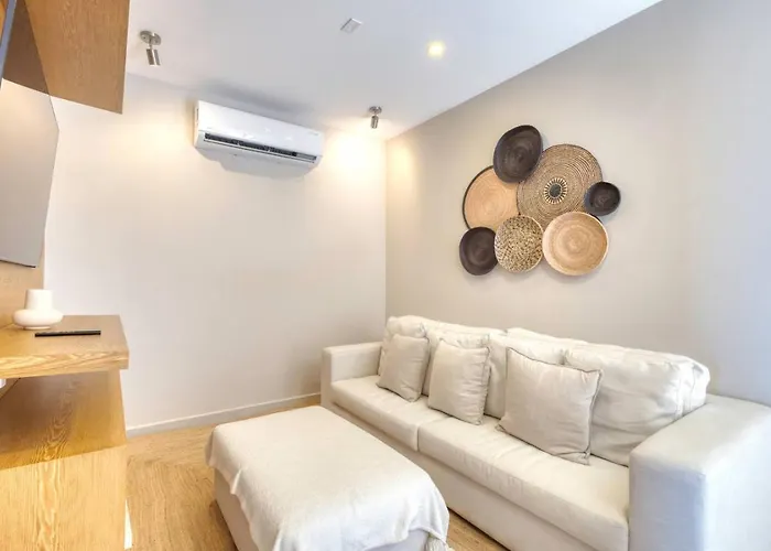 New And Elegant 4bedroom House Steps From The *