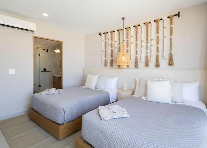 Сasa de vacaciones New And Elegant 4bedroom House Steps From The *
