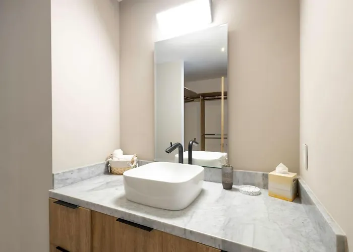 New And Elegant 4bedroom House Steps From The