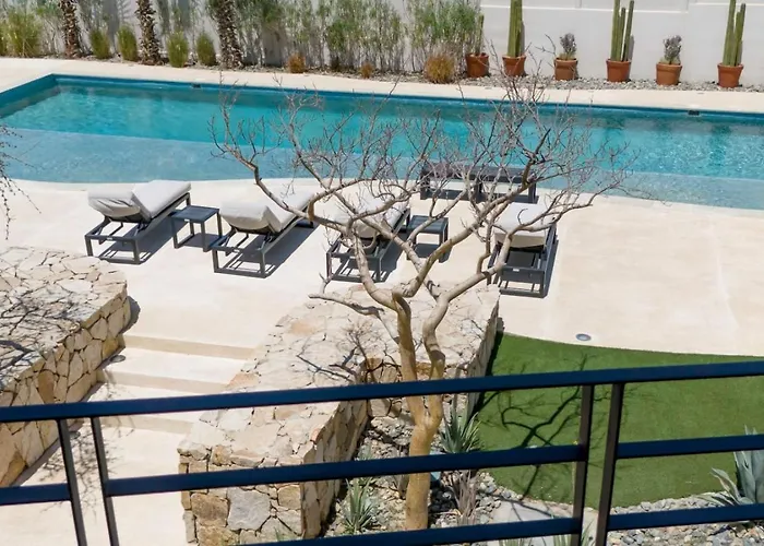 Сasa de vacaciones New And Elegant 4bedroom House Steps From The *
